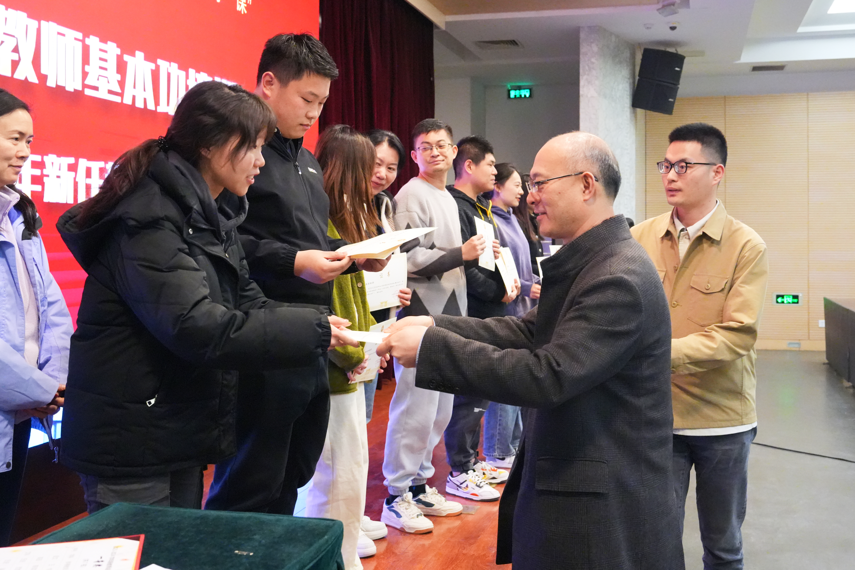 学校专门成立教师发展中心辅助老师的成长,为年轻教师搭建施展才华