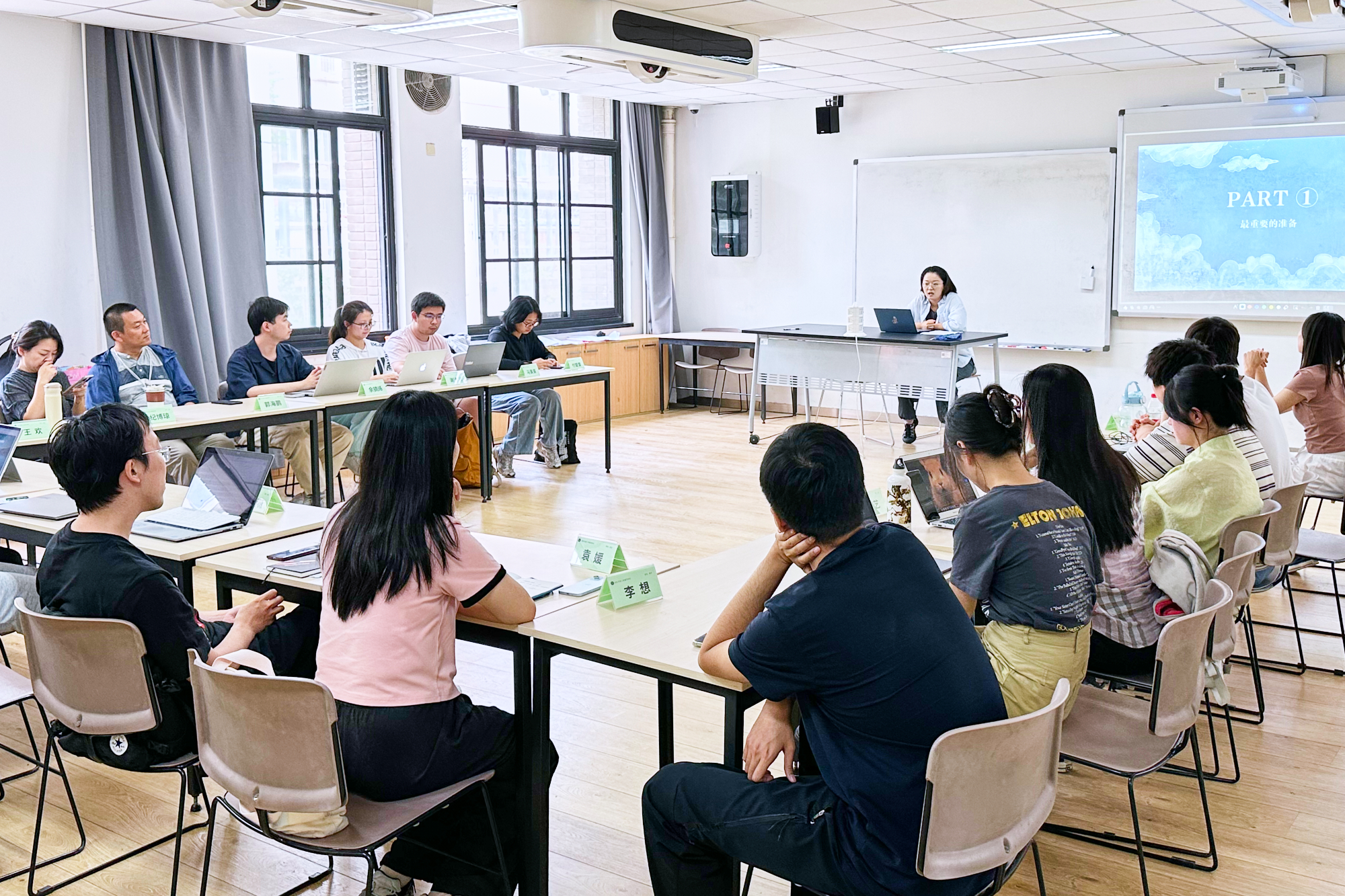 林怡昕,阮端祥两位年轻老师结合自身成长经历分享来自教学一线的洞察